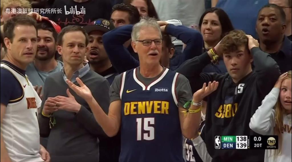 導(dǎo)火索？回顧此前掘金對(duì)陣森林狼，威少送出三分犯規(guī)后的眾生相！