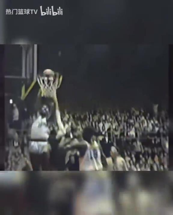 這是怪物嗎？張伯倫高中時(shí)期是怎么打球的？校園里的明星！