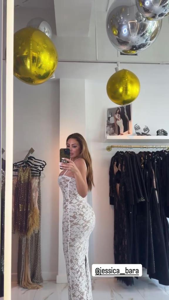 徐娘半老！皮蓬前妻穿吊帶裙自拍，這身材也太炸裂了！