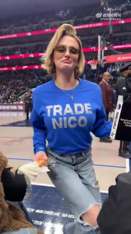 主場(chǎng)不準(zhǔn)球迷打印“解雇Nico”標(biāo)語，女球迷就出此下策