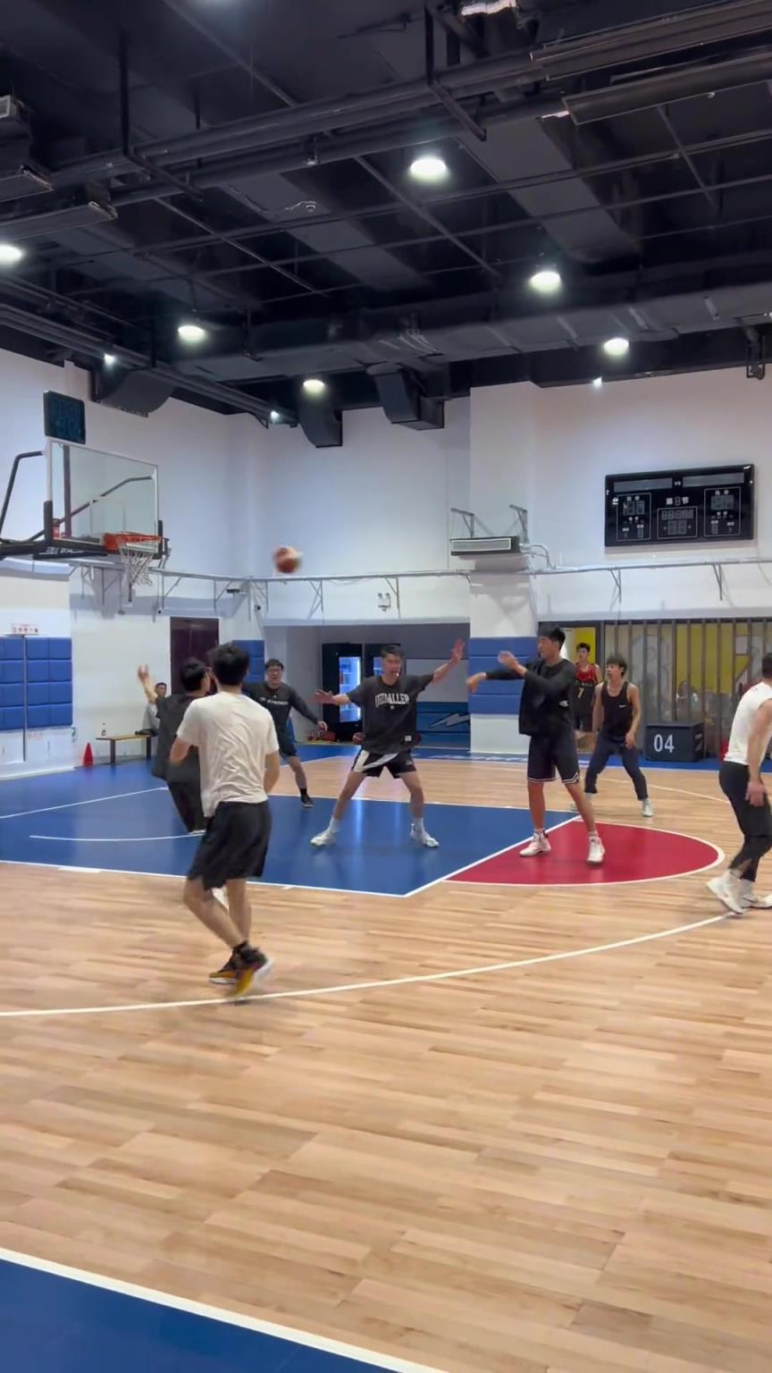 對(duì)手回家后：老婆，我今天在野球場(chǎng)匹配到巔峰馬刺隊(duì)了！