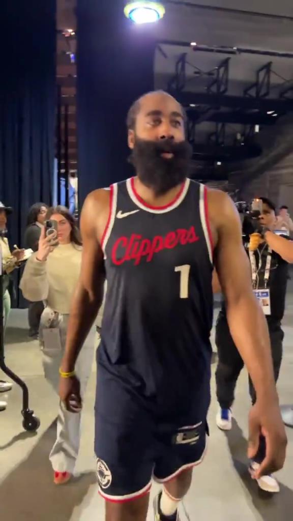 爆砍39分！哈登賽后走入球員通道氣喘吁吁：今天是場(chǎng)艱苦的戰(zhàn)斗