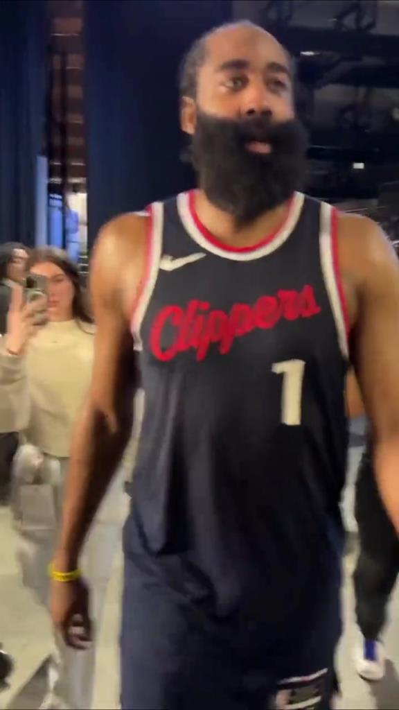 贏了！哈登賽后走回更衣室在球員通道和工作人員一一擊掌慶祝