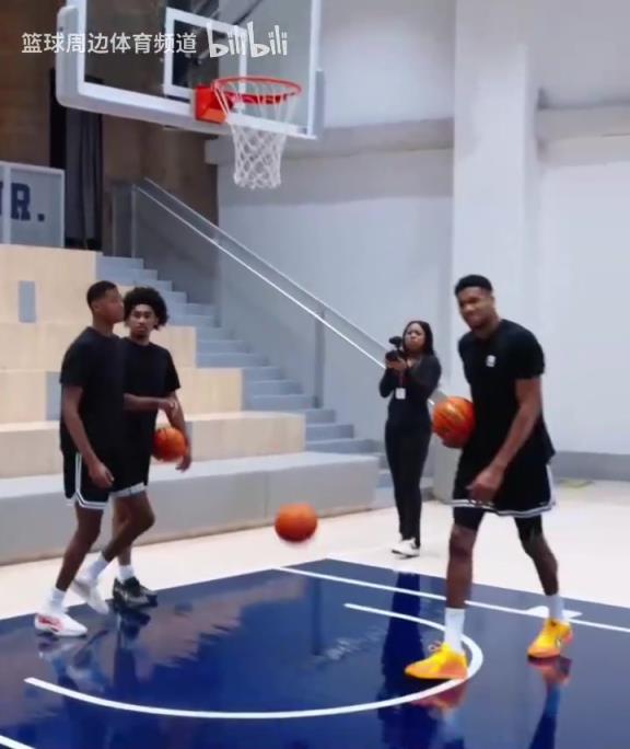 別人能學(xué)得來嗎？名場面：字母哥指導(dǎo)小球員籃下腳步！