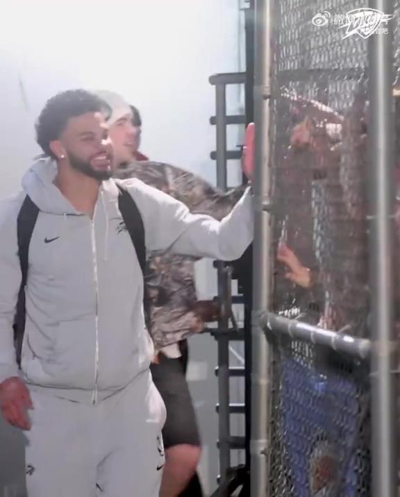 68勝歷史第五傲人戰(zhàn)績！雷霆全員回到OKC，當(dāng)?shù)厍蛎詿崆榻訖C