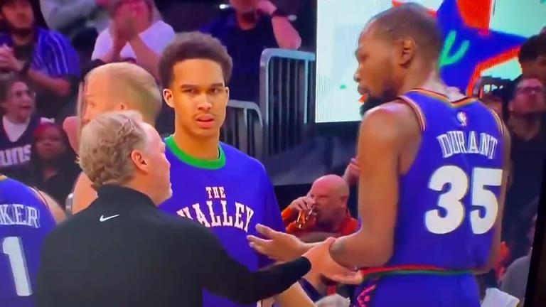 下課導(dǎo)火索？主帥布登此前抓住KD手臂要說什么，被一把甩開！