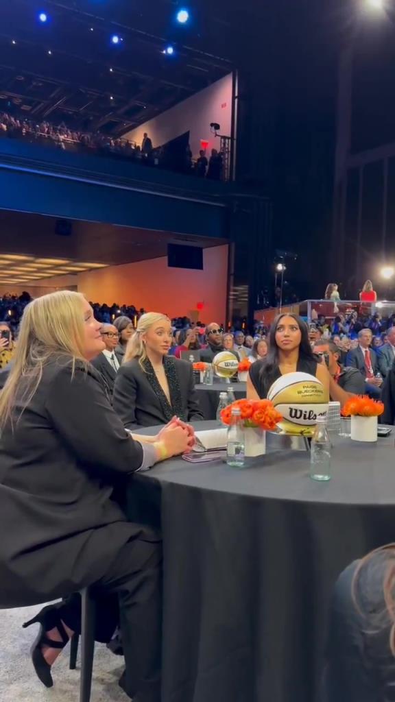 今天這穿搭，差點(diǎn)沒(méi)認(rèn)出來(lái)！佩奇-布克斯當(dāng)選WNBA狀元后十分淡定