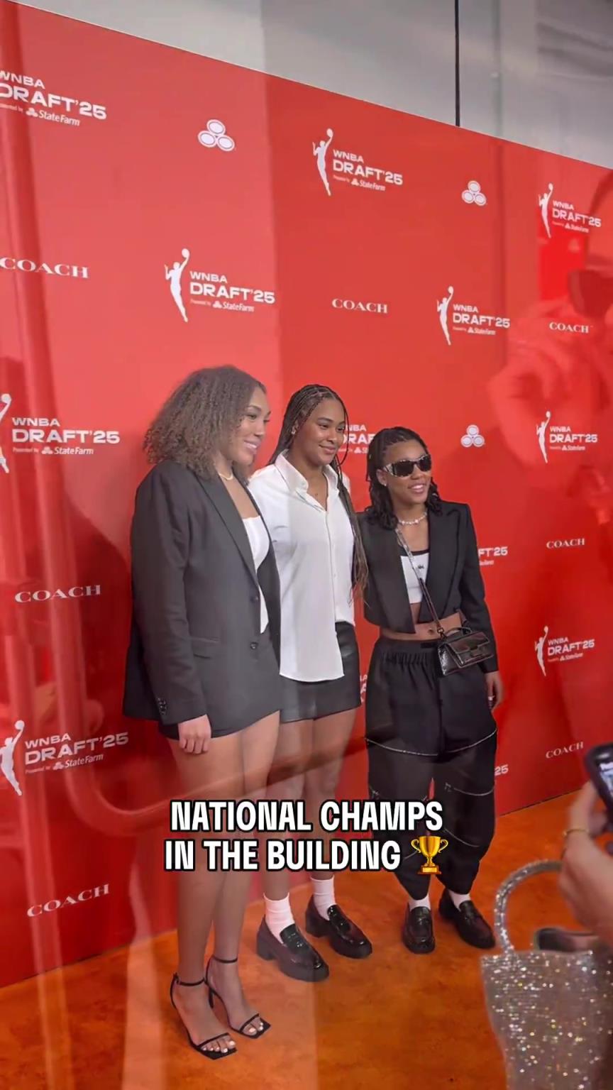 吧友們有喜歡的嗎？WNBA選秀大會(huì)上，到處都有靚麗的風(fēng)景線