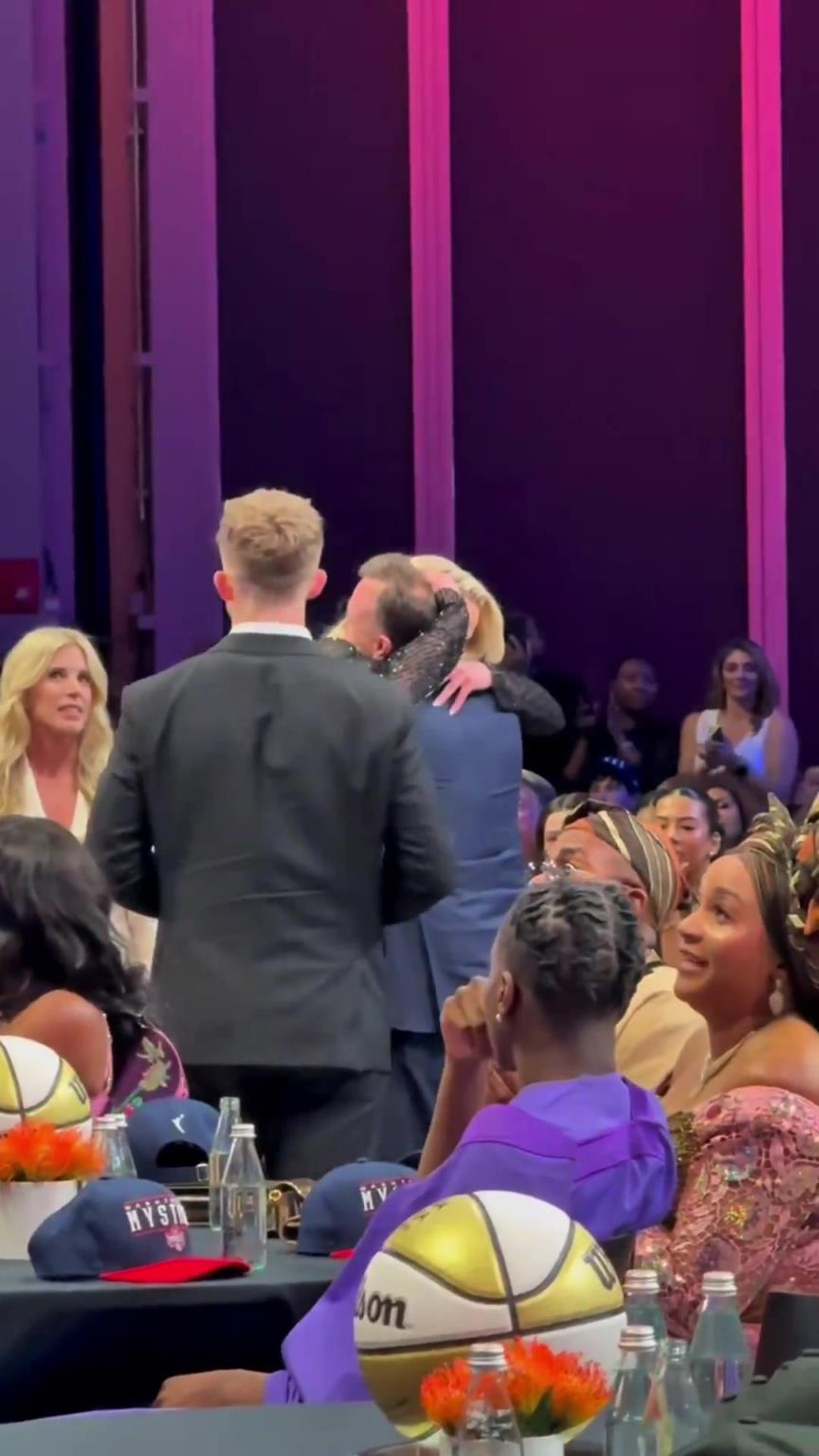 吧友們想看的正臉來(lái)了！薩格斯的女友海莉被選中后感覺(jué)快哭了