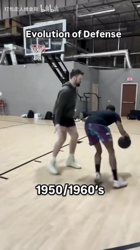 太真實(shí)了！外網(wǎng)網(wǎng)紅惡搞NBA不同時(shí)代的防守尺度變化！