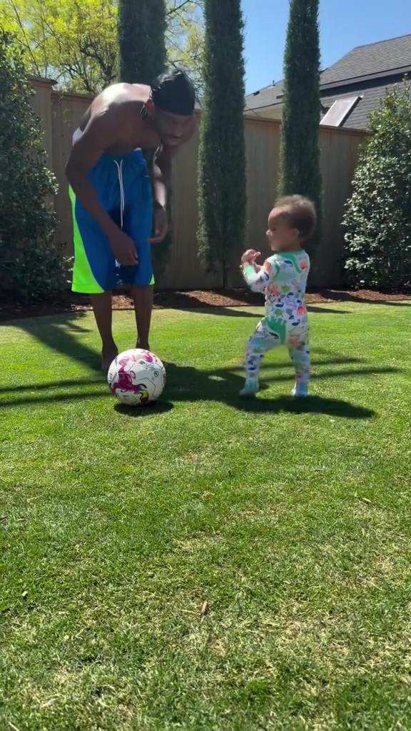 足球要從娃娃抓起！SGA帶娃踢足球，小孩摔倒時(shí)鼓掌“嘲笑”！