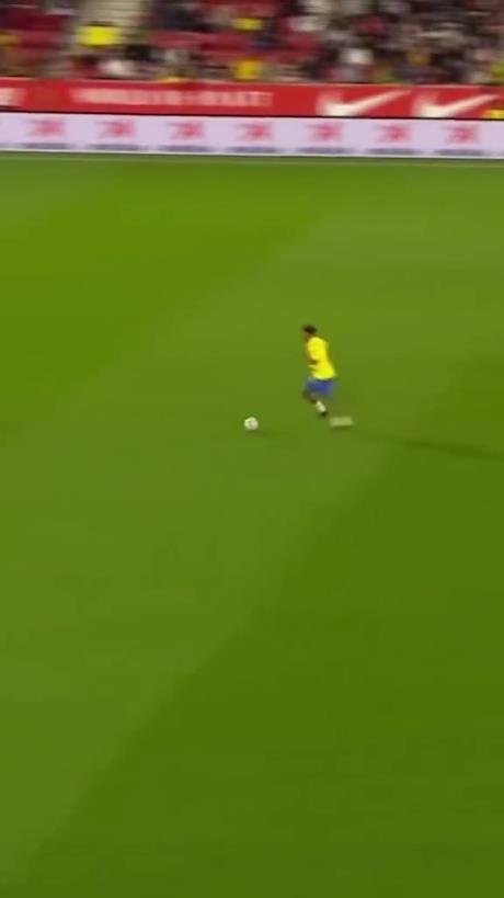 45歲還開(kāi)掛！小羅再現(xiàn)牛尾巴過(guò)人，微笑單挑門(mén)將輕松打進(jìn)